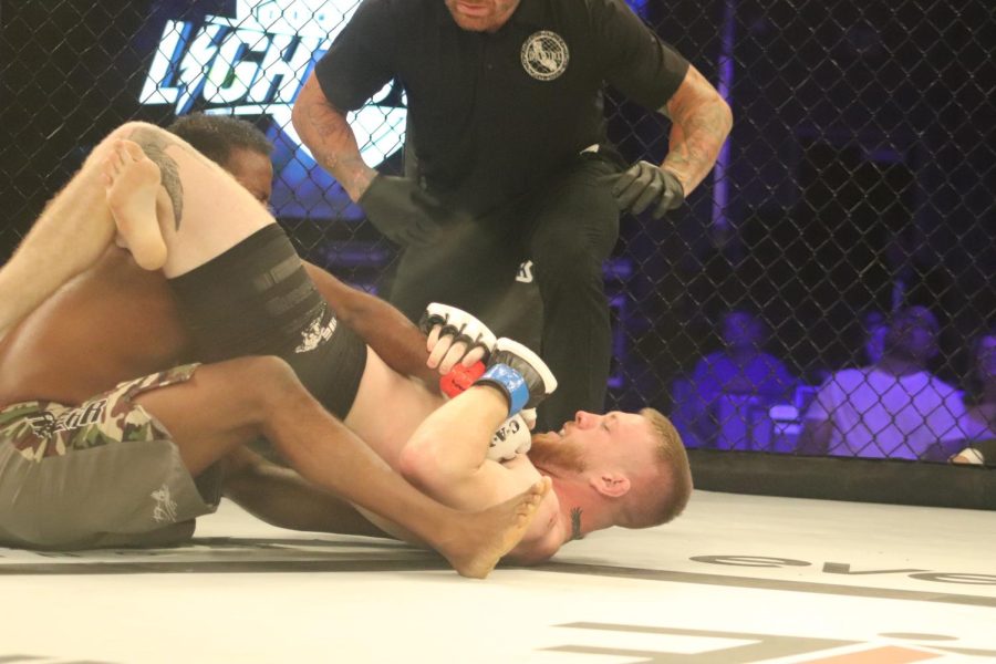 Bailey Pickett defeats his opponent in the first round via submission due to an arm bar. 